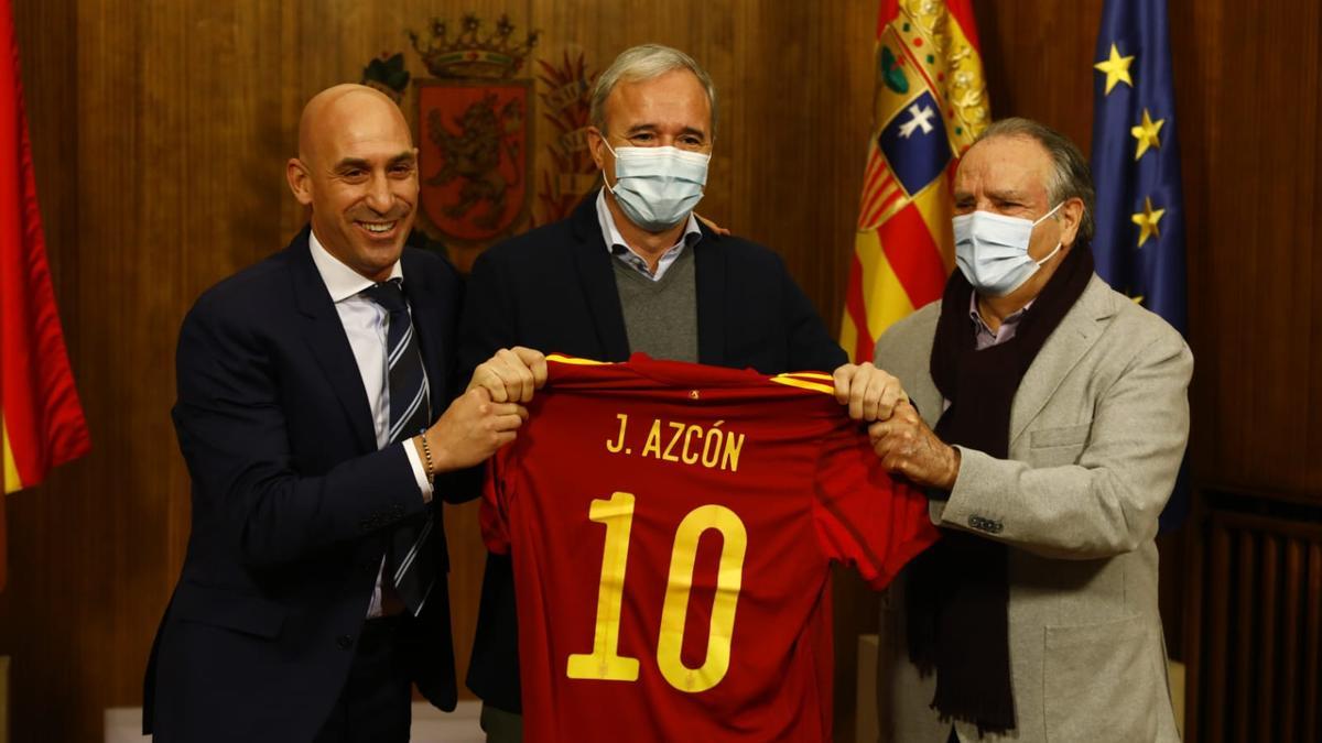 Rubiales, Azcón y Fle posan con la camiseta de la Selección Española.