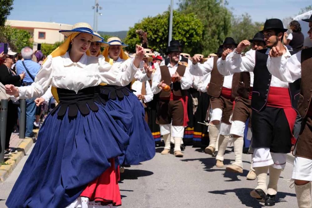 Han disfrutado de la misa, procesión y de un desfile de carros antiguos