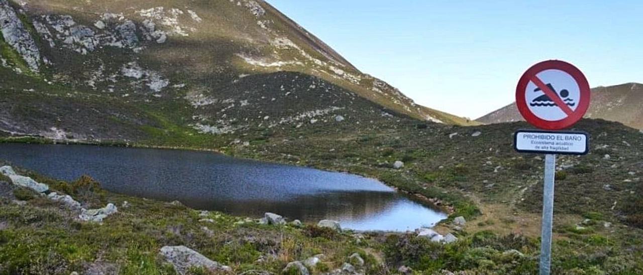 Una de las señales locales colocadas junto al lago Ubales. | Miguel Calvo