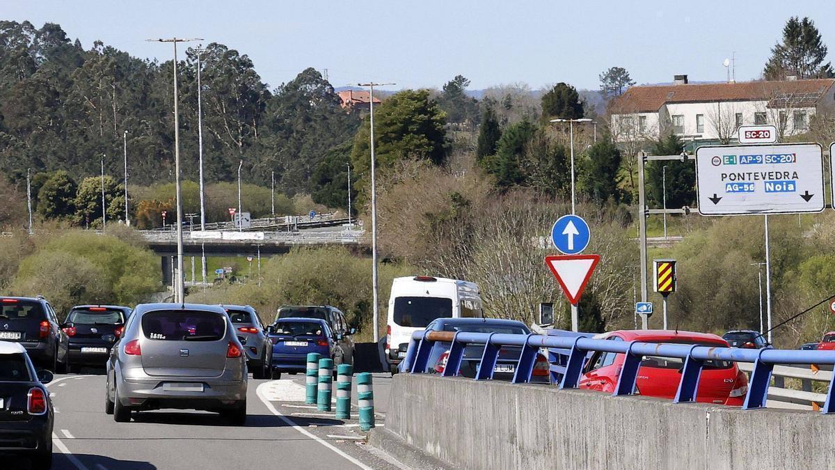 Vehículos circulando a la altura del radar de Conxo, en la zona sur de Santiago.