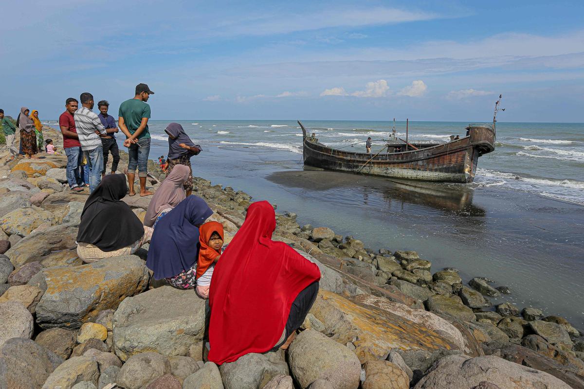 Un barco con casi 200 rohingyas desembarca en la costa de Indonesia