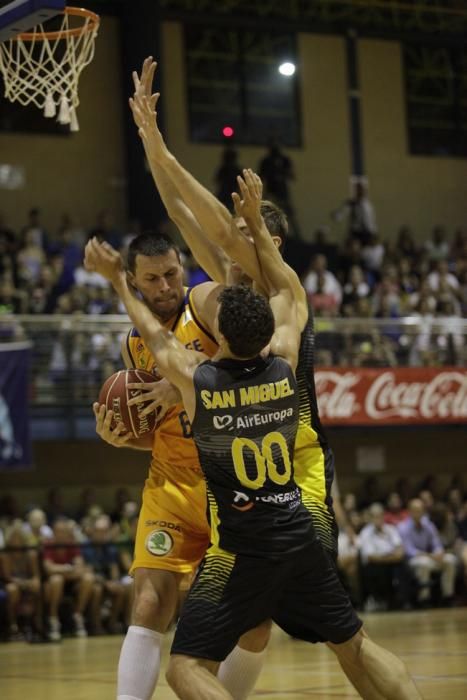 03/09/2016.Partido de baloncesto amistoso entre el Iberostar Tenerife y el Herbalife Gran Canaria..Pabellón Tenerife Top Training