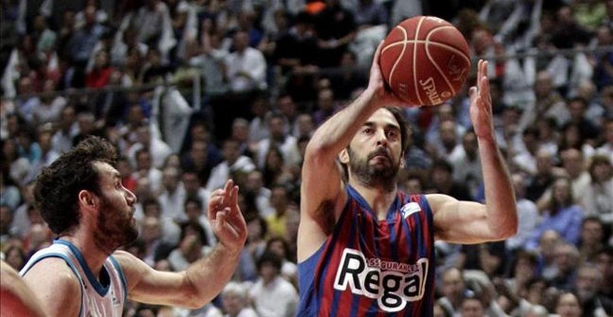 Navarro, amb la pilota davant de Rudy. Navarro, amb la pilota davant de Rudy.