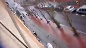 Els Mossos d’Esquadra detenen uns atracadors d’una entitat bancària a Trinitat Nova (Nou Barris), a Barcelona, aquest dilluns.