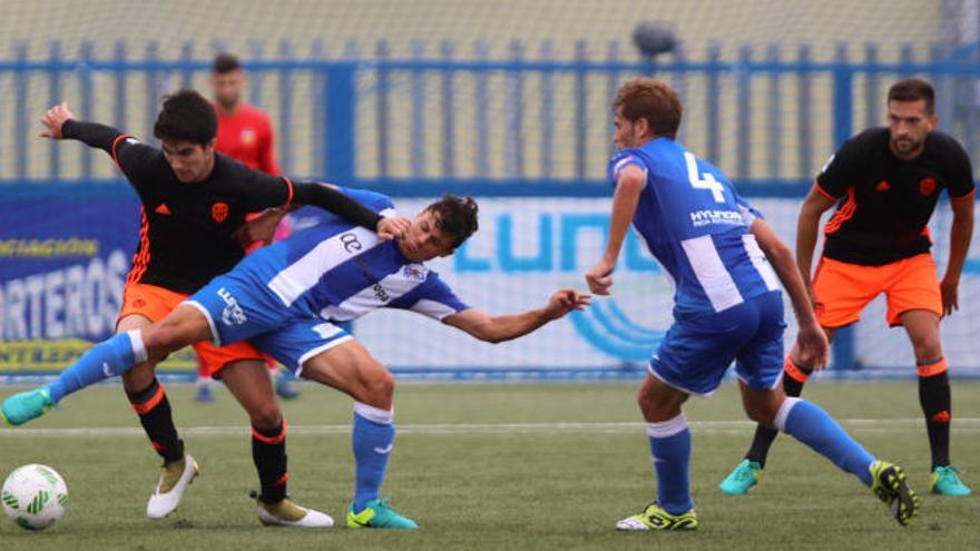 Carlos Soler, regresó al filial un mes después en liga formando un trivote con Gregorio y Quim Araujo.