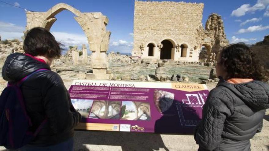 Visitantes conusltan los paneles del castillo de Montesa, este pasado fin semana.