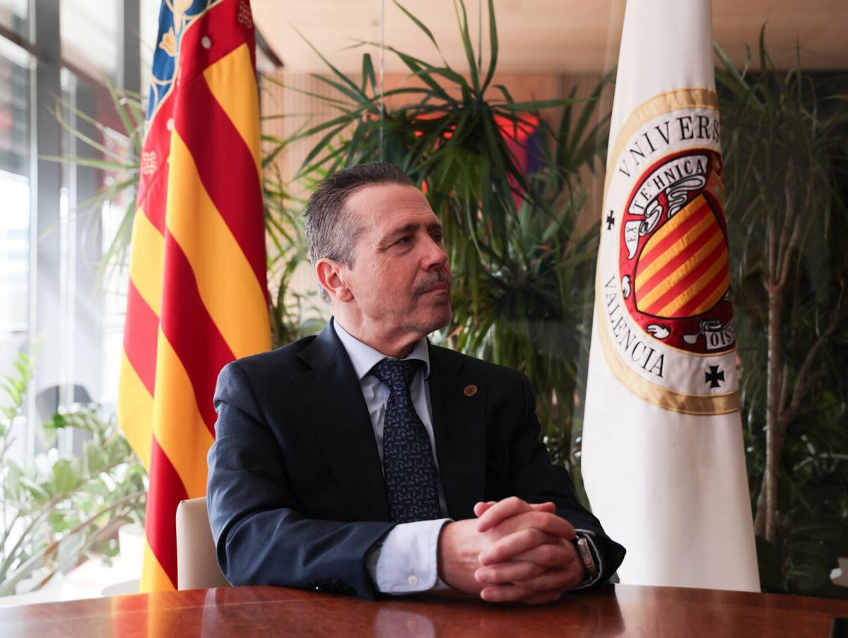 El rector de la UPV, José Capilla, durante la entrevista al lado de las banderas de la Comunitat Valenciana y la Politècnica.