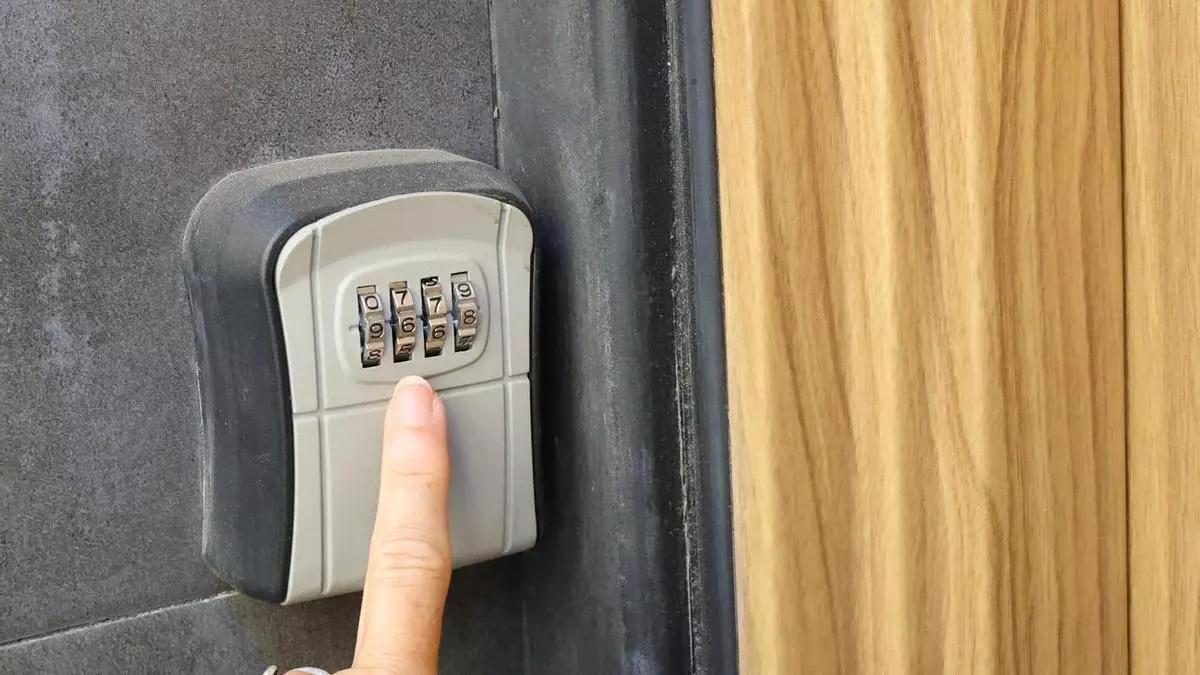 Un cajetín con código para recoger las llaves de un apartamento.