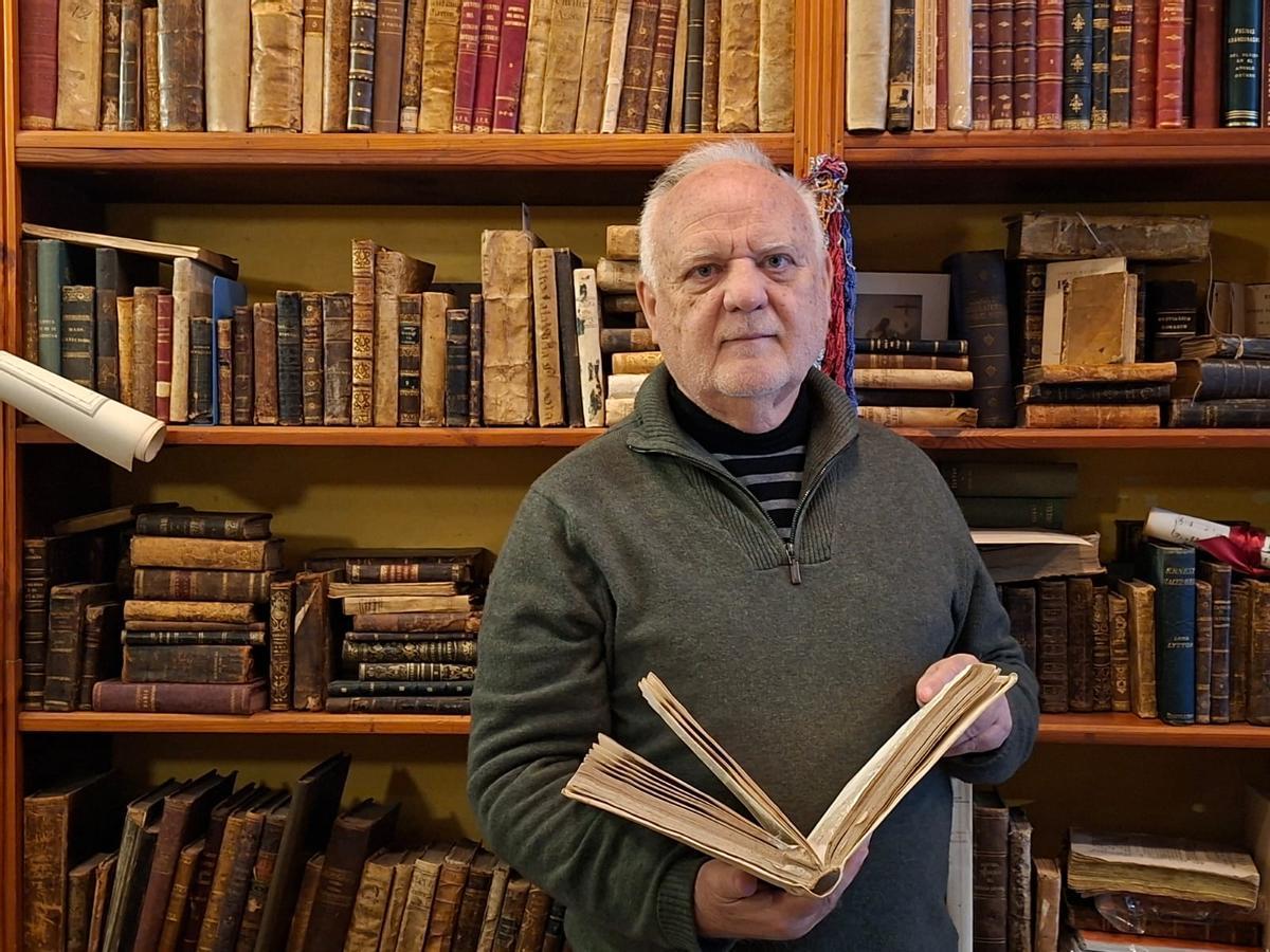 Rafael Solaz ante su biblioteca.