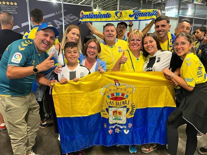 Aficionados reciben a la UD en el aeropuerto tras la victoria ante el Cartagena