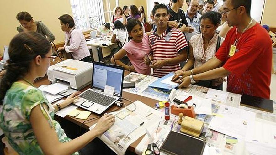 Lleno en el primer día de apertura de la oficina en el Arenal.