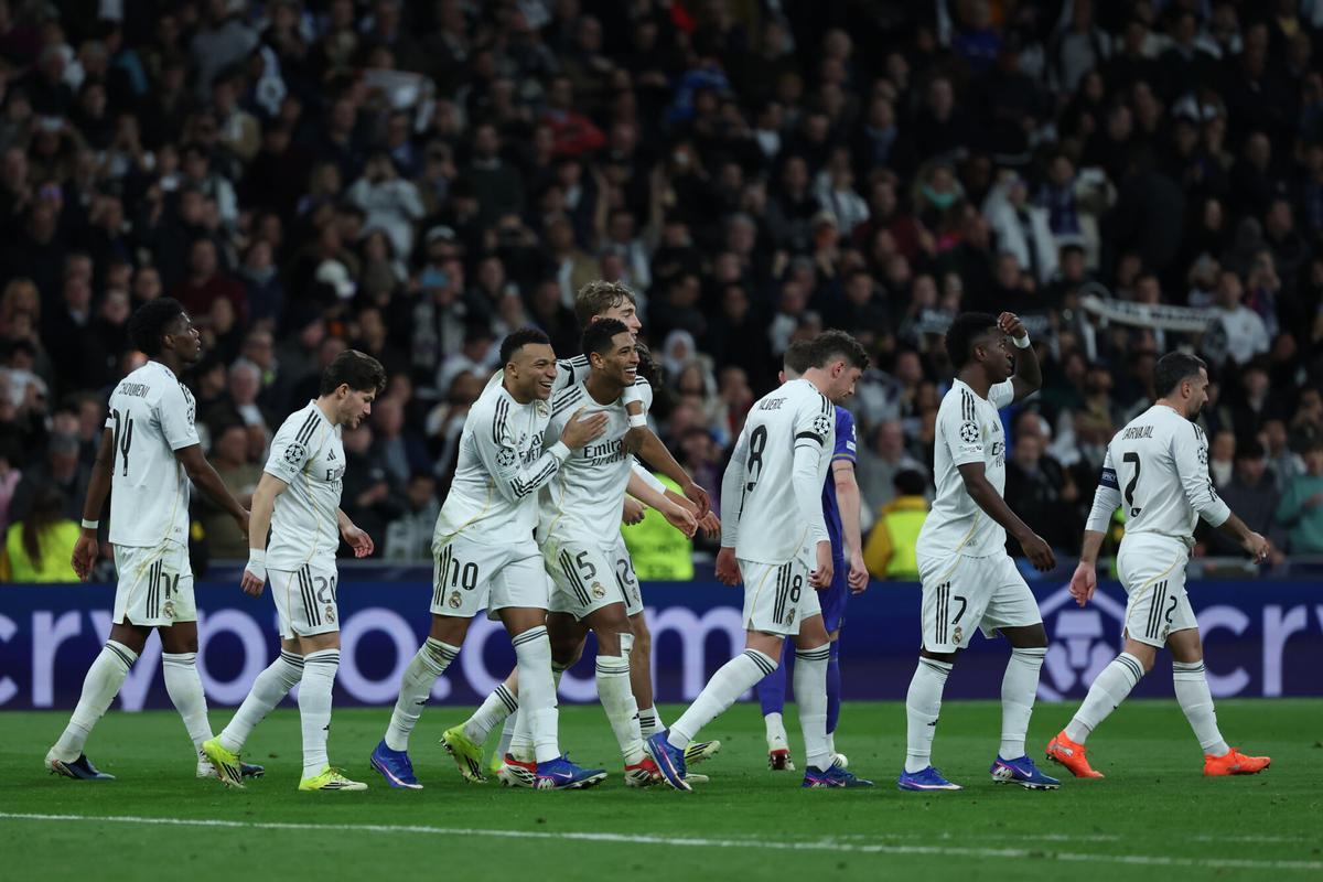 Los jugadores del Real Madrid celebran un gol en el Santiago Bernabéu
