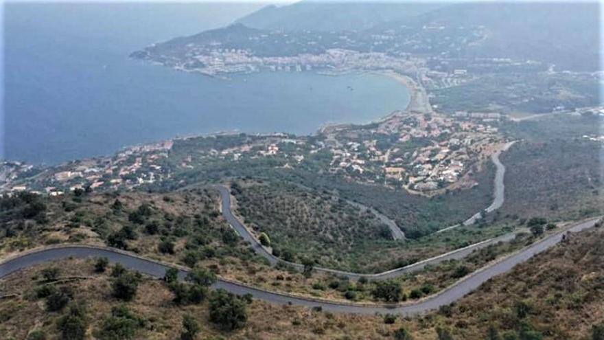 Vista de la carretera sinuosa amb el Port al fons.