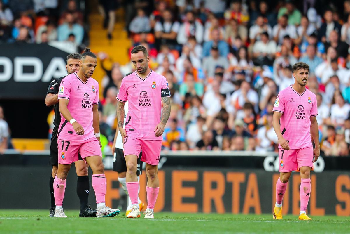 El València remata en el descompte l’Espanyol, que baixa a Segona (2-2)