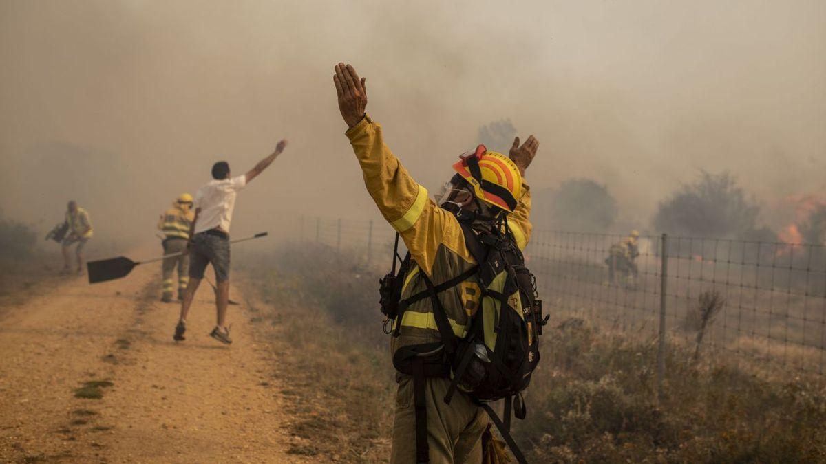 Los vecinos ayudan a brigadistas a apagar el incendio en la Sierra de la Culebra.