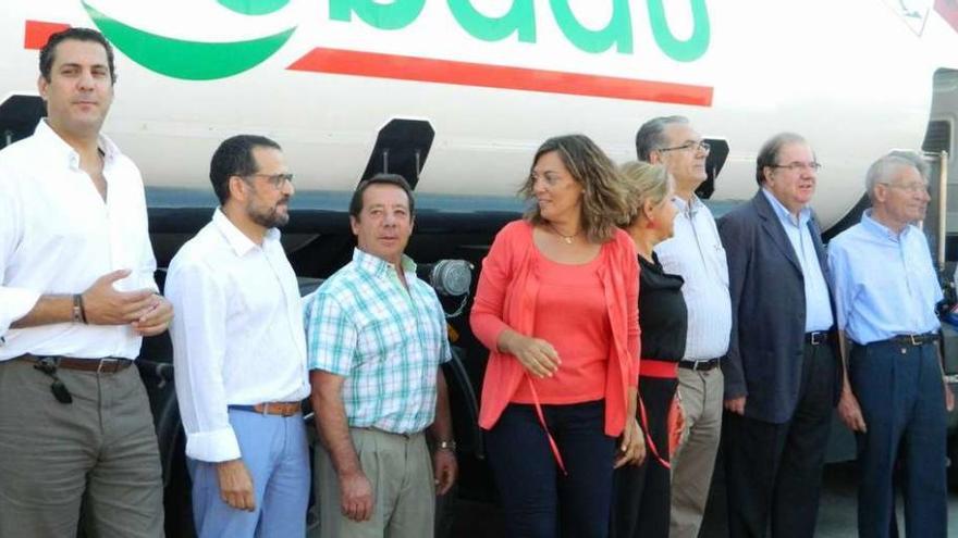 Juan Vicente Herrera (segundo por la derecha), Rosa Valdeón, Milagros Marcos y Alberto Castro posan con dirigentes de la cooperativa.