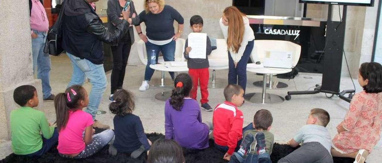 Actividad de fomento a la lectura de la Fundación Amigos de Galicia en la Casa da Luz. // G.S.