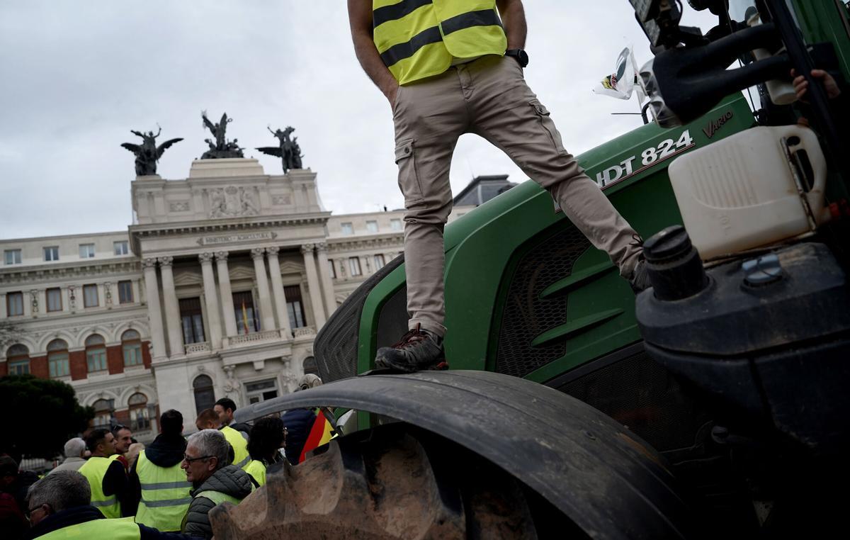Concentración de agricultores con tractores ante la sede del Ministerio de Agricultura, en Madrid, en febrero de 2024.