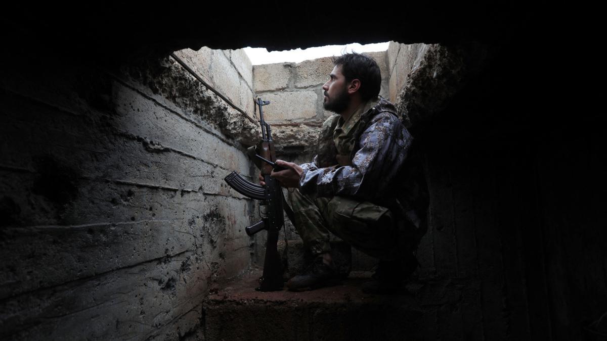 Turkey-backed Syrian fighters man positions on the outskirts of the town of Kuljibrin, in the country's northern Aleppo governorate, facing positions of the Kurdish-controlled area of Tal Rifaat, on November 25, 2022. - Since November 20, Turkey has carried out air strikes against the semi-autonomous Kurdish zones in north and northeastern Syria, and across the border in Iraq. Those raids, which started in Kobane, have killed 58 Kurdish fighters and Syrian soldiers as well as a Kurdish journalist, the Syrian Observatory for Human Rights said. Ankara has threatened a ground offensive and made clear that Kobane, also known as Ayn al-Arab, would be a primary objective. (Photo by Bakr ALKASEM / AFP)