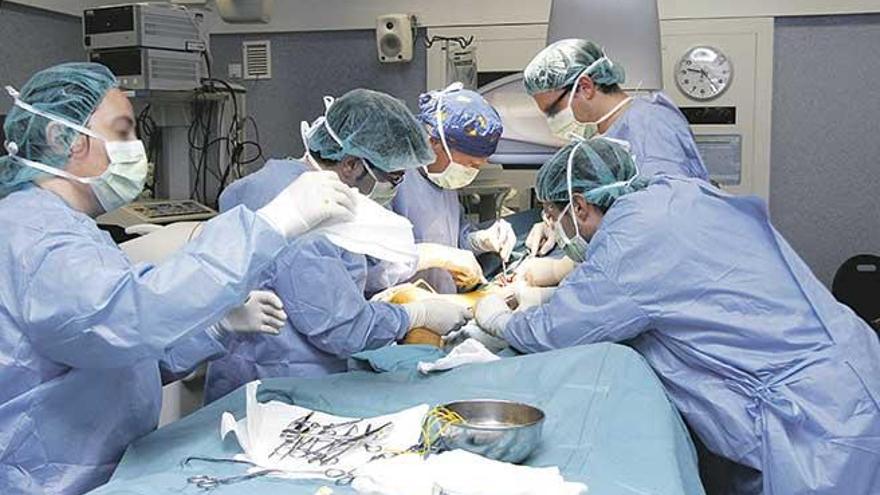 Una imagen de una intervención compleja realizada en uno de los quirófanos del hospital de Son Espases.