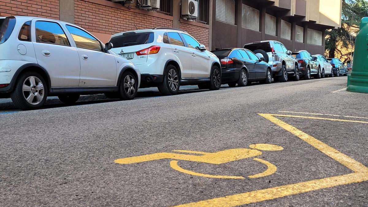 Imatge d'una plaça de mobilitat reduïda al carrer Circumval·lació de Manresa