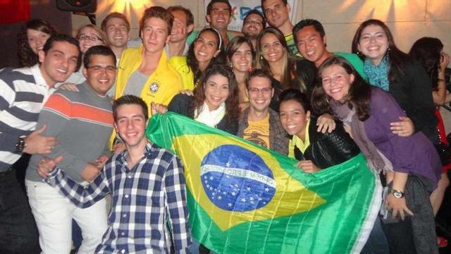 Estudiantes brasileños y de otros países, durante una Flag Party organizada por la asociación ESN Vigo.