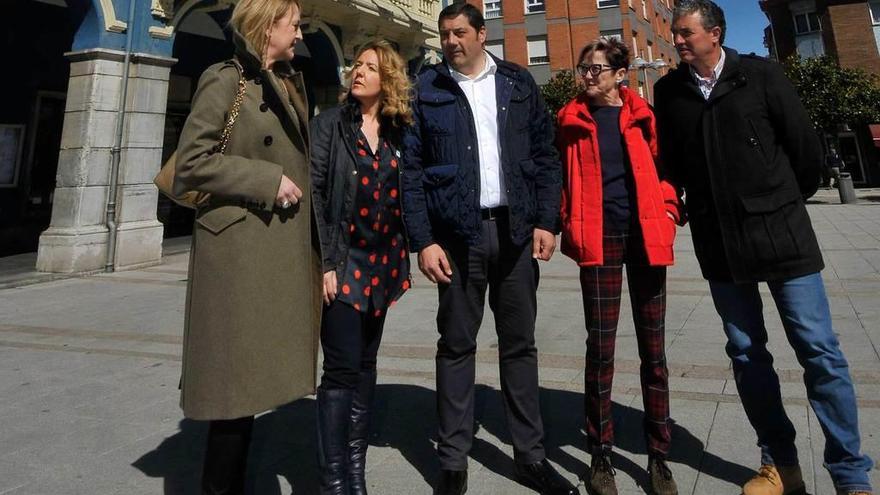 Cristina Alonso, María Teresa Mallada, José Manuel Pimentao, Josefa Cabello y Roberto Fontán, ayer, en Pola de Laviana.