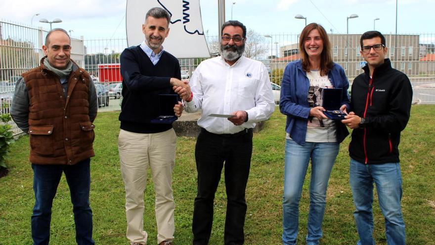 Los regatistas vigueses Pablo Cabello y Javier Lago en la sede de la Federación Gallega de Vela, en Bouzas, donde recibieron dicha distinción. // FdV