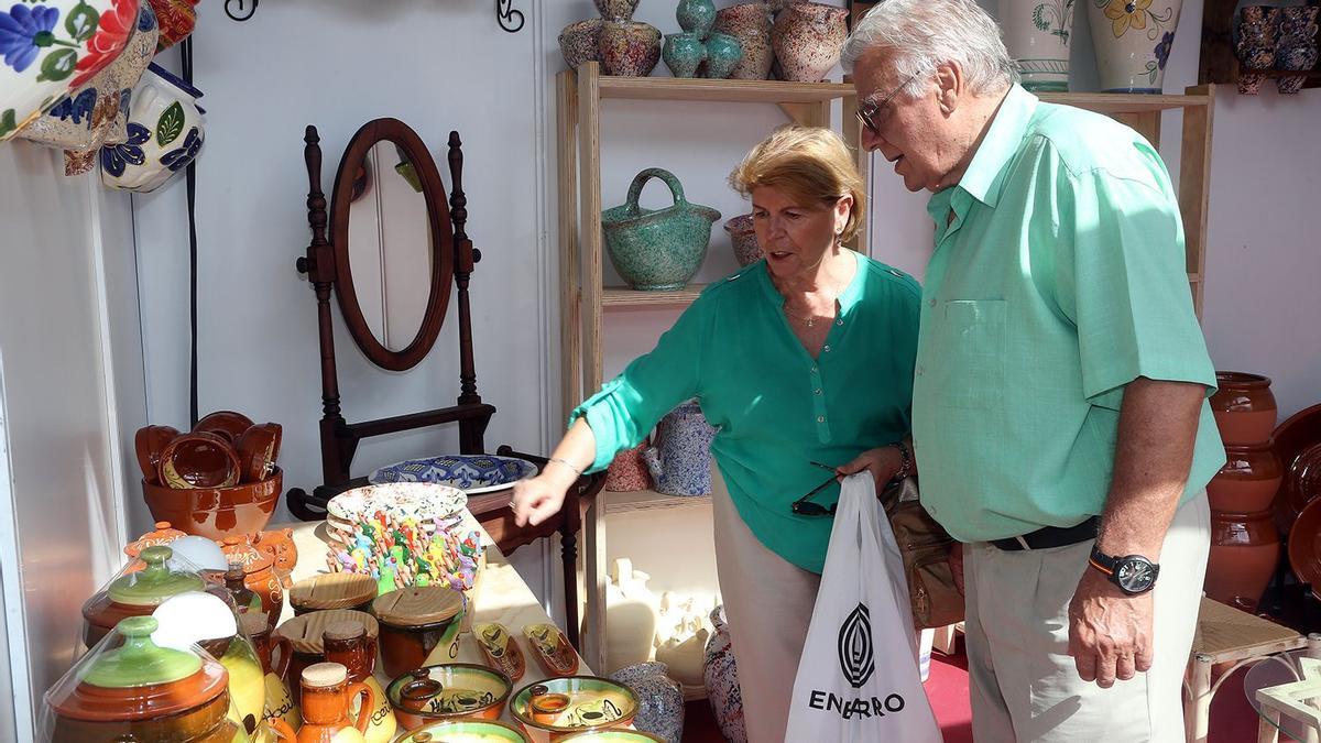 Dos visitantes en la última edición de la Feria de Alfarería de La Rambla.