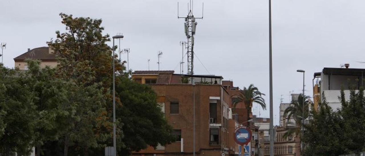 Antena de telefonía móvil sobre un edificio de Carcaixent. | PERALES IBORRA