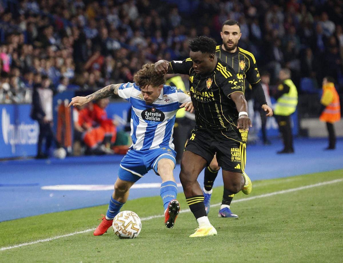 Mario Soriano protege el balón ante la presión de Mensah.