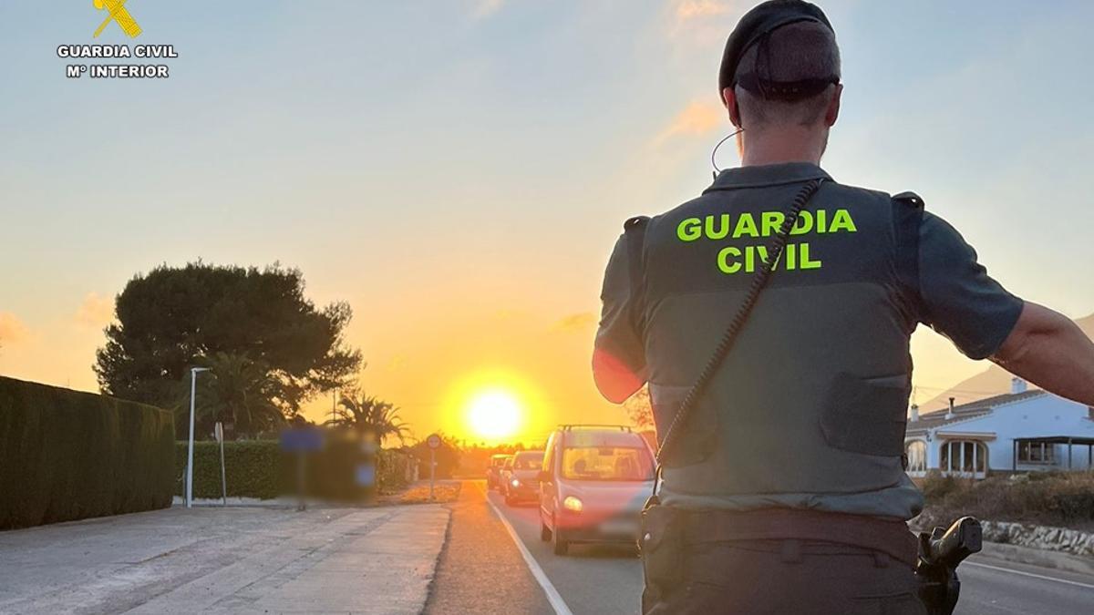 Un agente de la Guardia Civil durante un control de tráfico