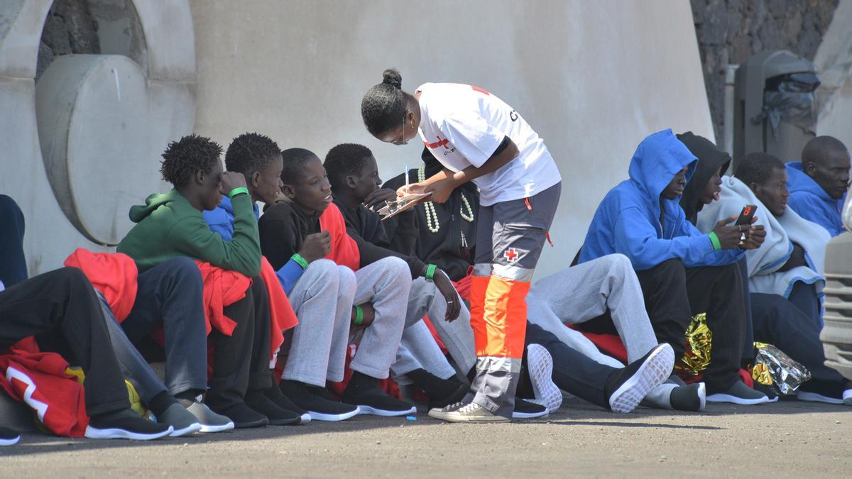 Menores no acompañados siendo atendidos.