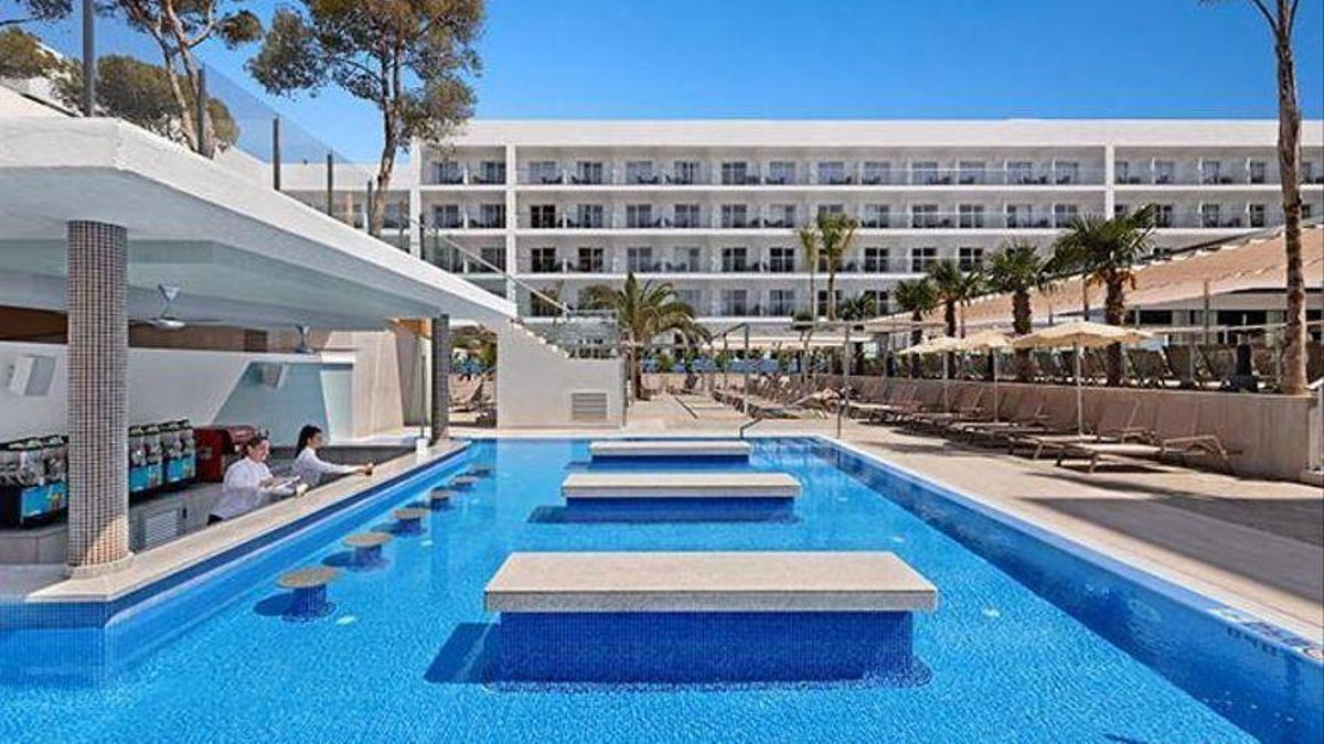 Weniger ist mehr: Am Pool des RIU-Hotels an der Playa de Palma ist es in der Nebensaison angenehm leer.
