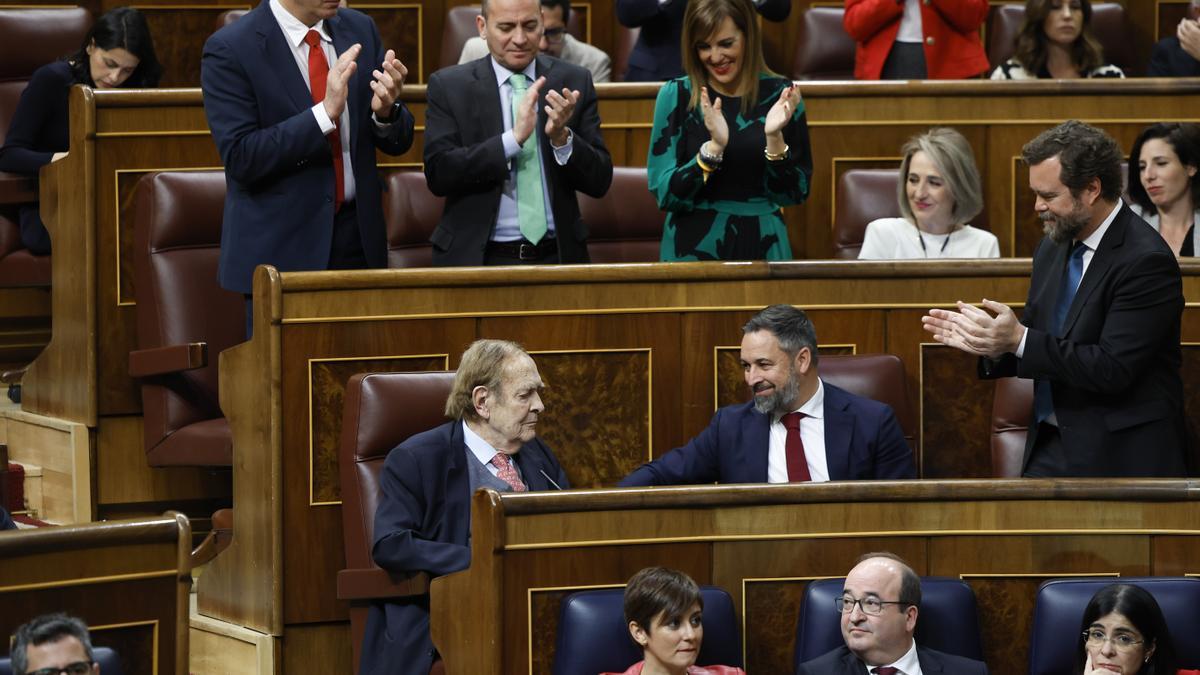La diputada malagueña de Vox, Patricia Rueda, aplaude (arriba de la imagen) durante la segunda y última jornada del debate de la moción de censura.