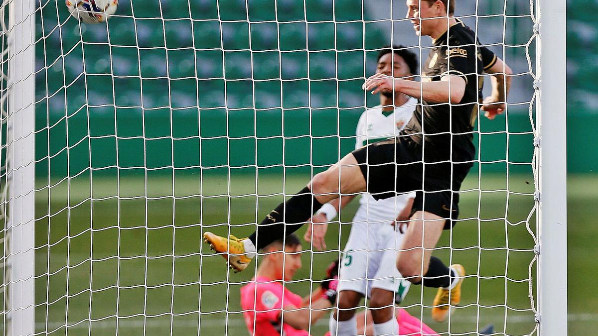 De Jong remacha un balón que ya se colaba en propia meta en la acción del primer gol. |  // MANUEL LORENZO