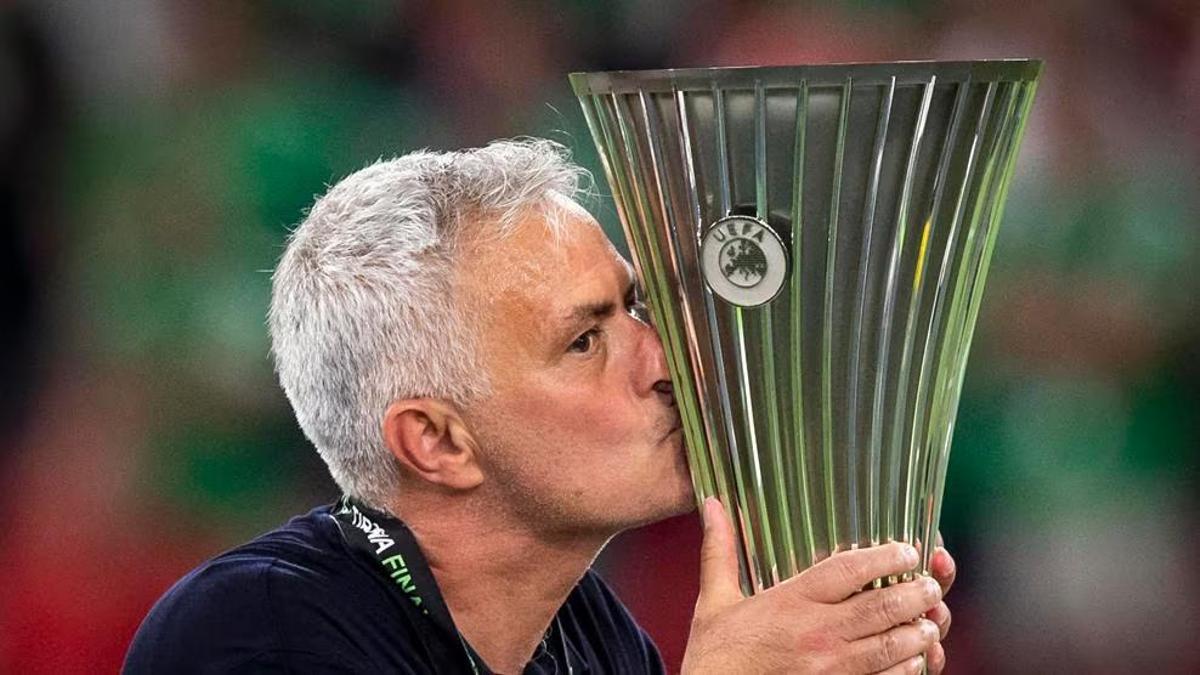 Mourinho levantando la Conference League