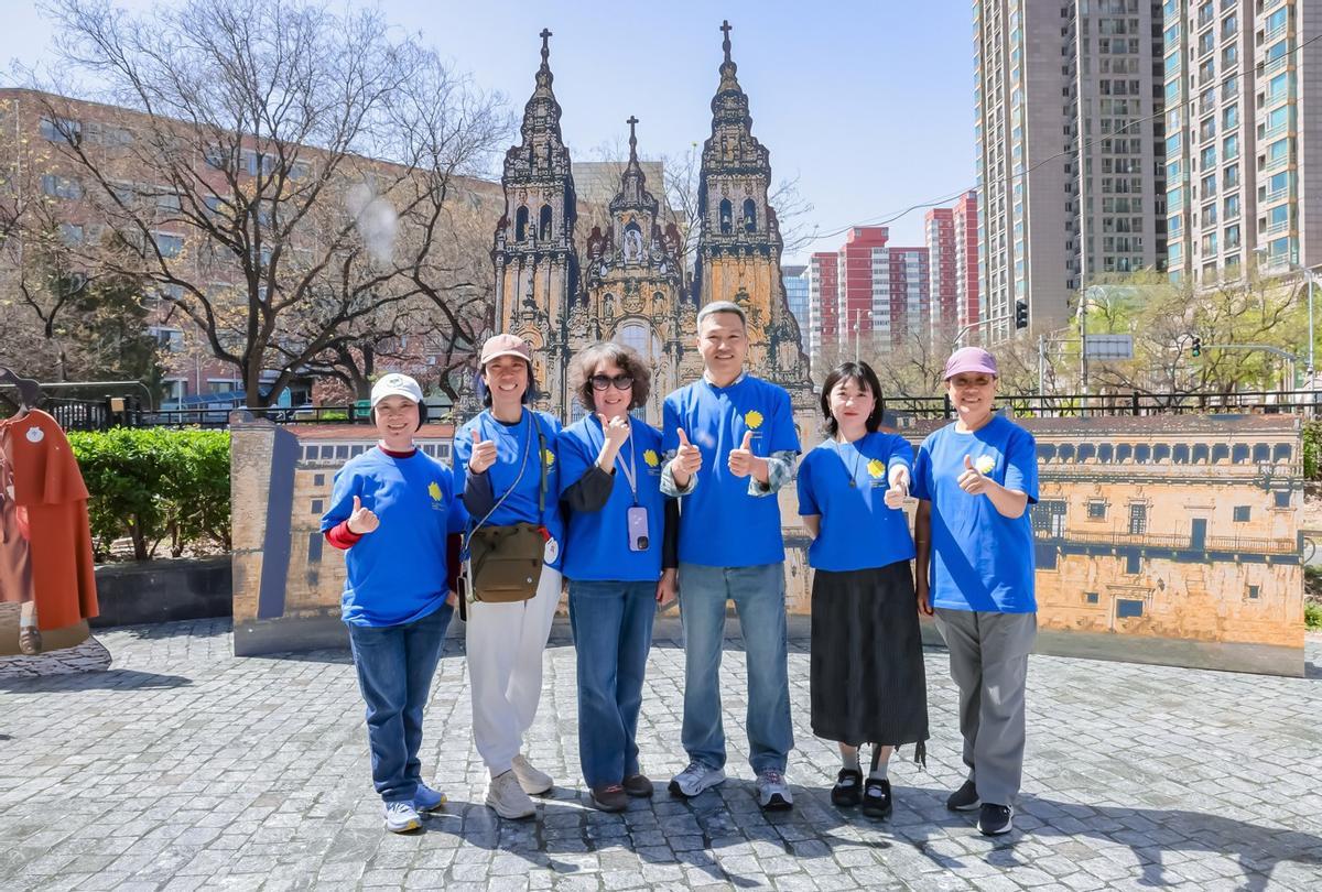 Participantes en la experiencia inmersiva en Pekín, ayer.