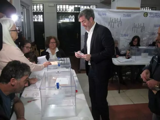 Los políticos canarios acuden a votar