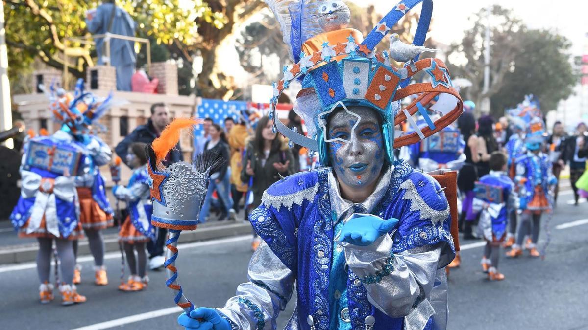 Desfile de comparsas durante una celebración del Carnaval en A Coruña.