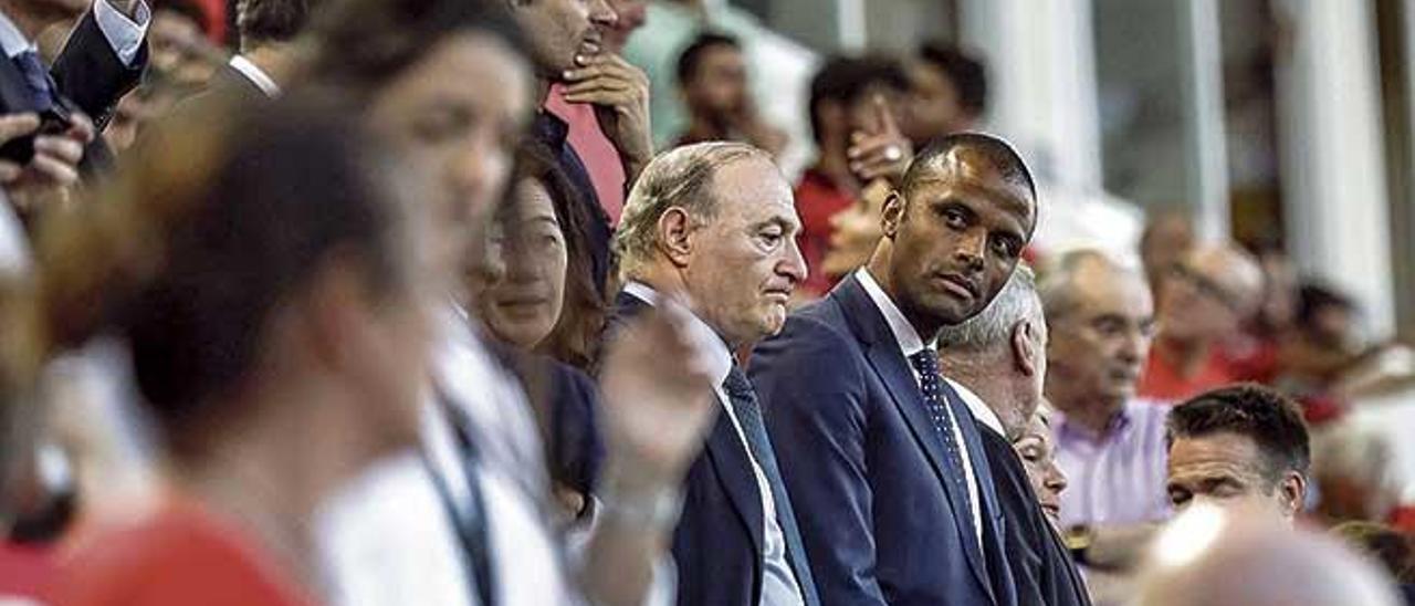 Maheta Molango, junto al presidente Andy Kohlberg, en el palco de Son Moix en un partido de la pasada temporada.