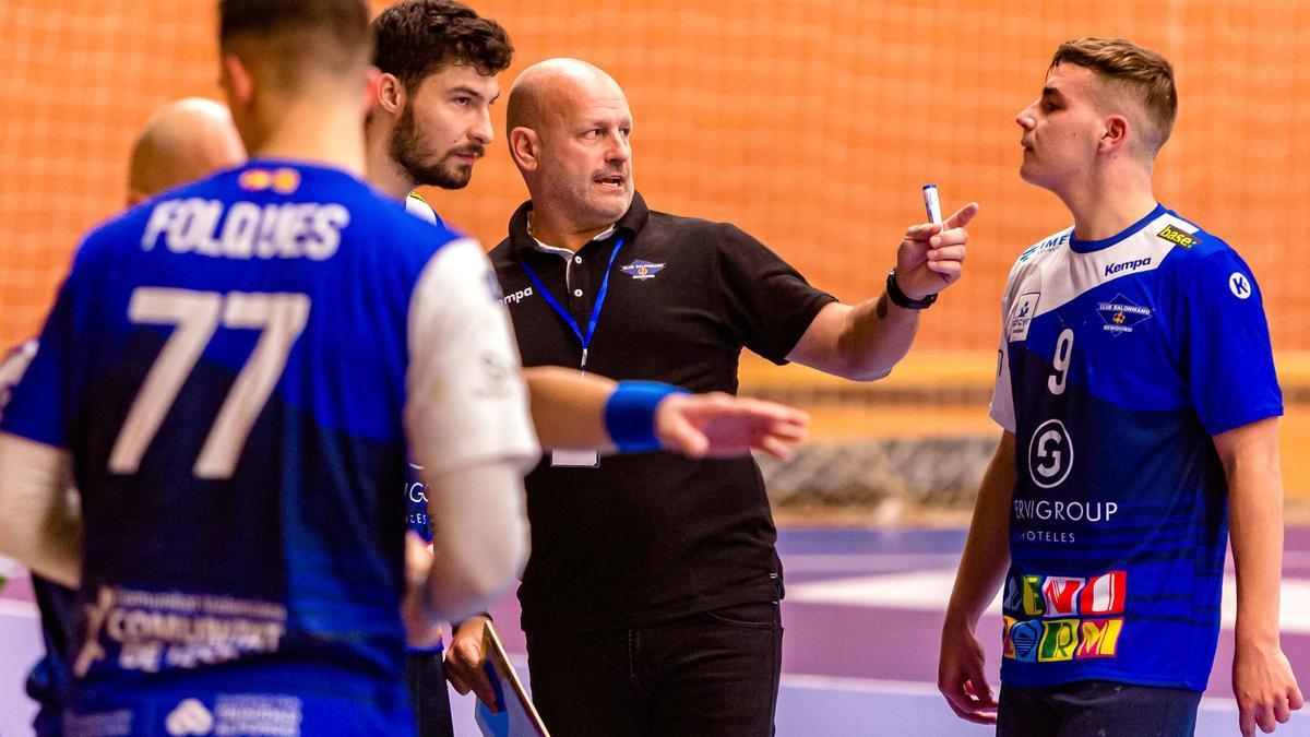 El entrenador del BM Benidorm Fernando Latorre da instrucciones durante un partido esta temporada.