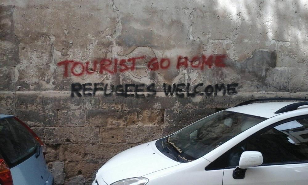 Graffiti gegen Touristen in Palma.