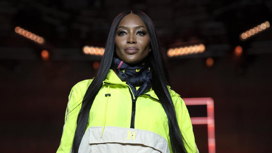 Naomi Campbell abre el desfile de Tommy Hilfiger en Londres