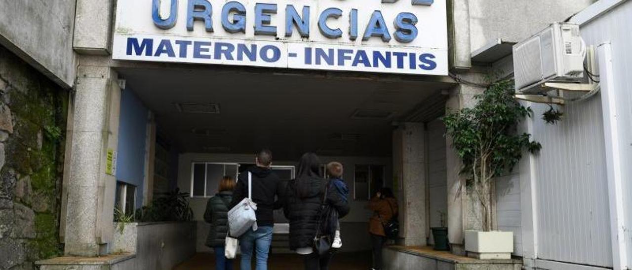 Entrada al servicio de Urgencias de Pediatría en el Hospital Provincial de Pontevedra.  // GUSTAVO SANTOS