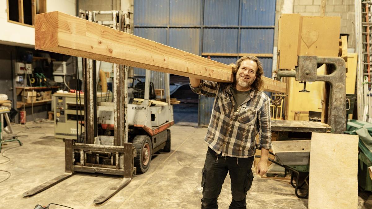 El mestre artesà Max Rutgers fotografiat la setmana passada al seu taller a Pedret i Marzà.