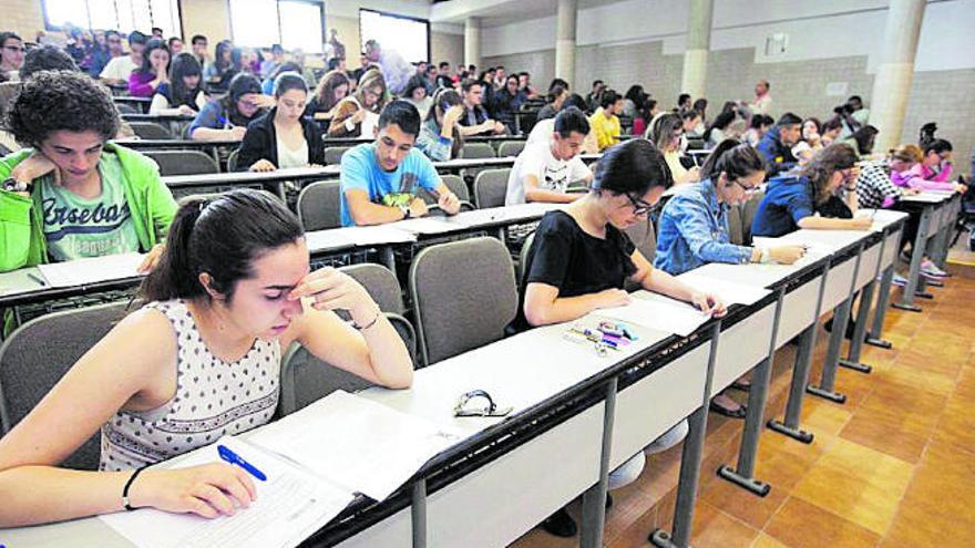 Alumnos tinerfeños realizan la EBAU en años anteriores.