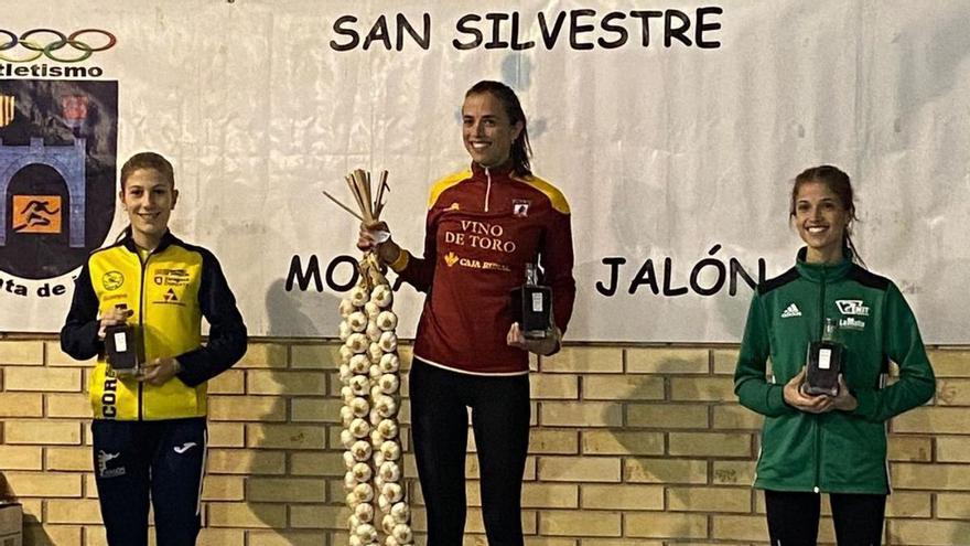 La atleta Emma Pérez, ganadora en categoría femenina, con sus ajos. | SERVICIO ESPECIAL