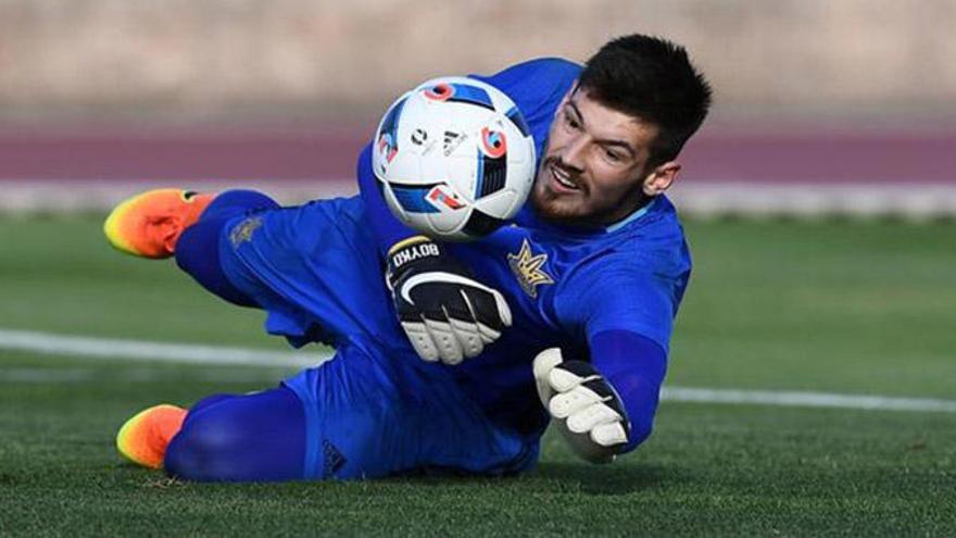 Denys Boyko realiza una parada durante un entrenamiento con Ucrania.