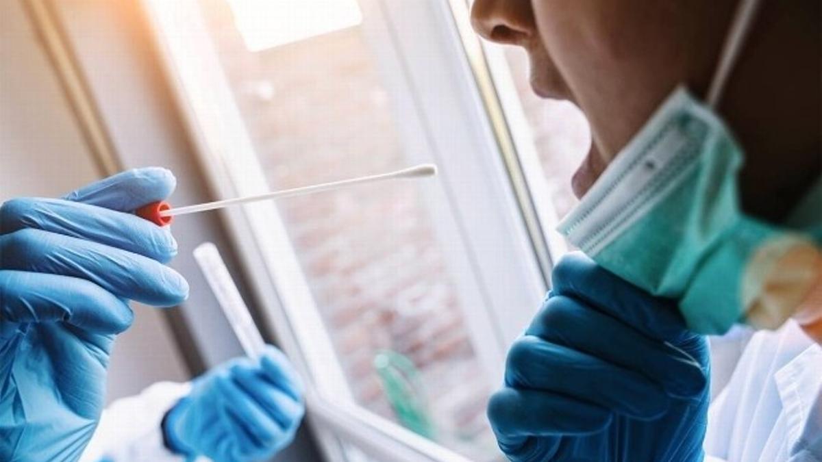 Un sanitario realiza una prueba para detectar el COVID-19